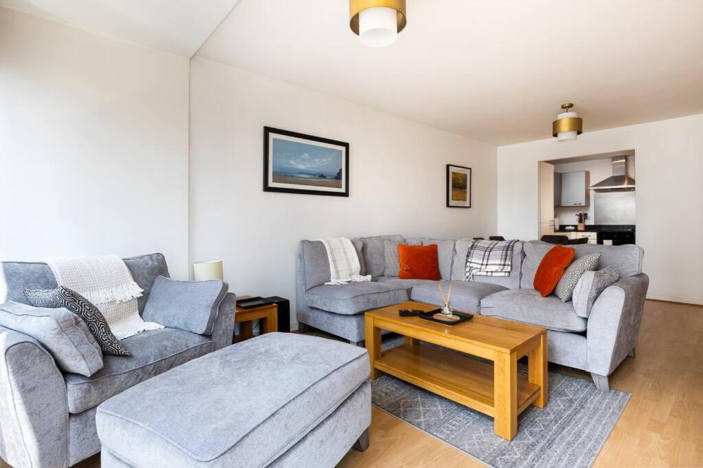 Lovely 2 Bedroom Apartment With Balcony 더블린 외부 사진