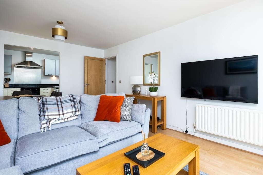 Lovely 2 Bedroom Apartment With Balcony 더블린 외부 사진